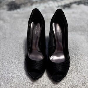 Jacqueline Ferrar Black Peep-Toe Heels